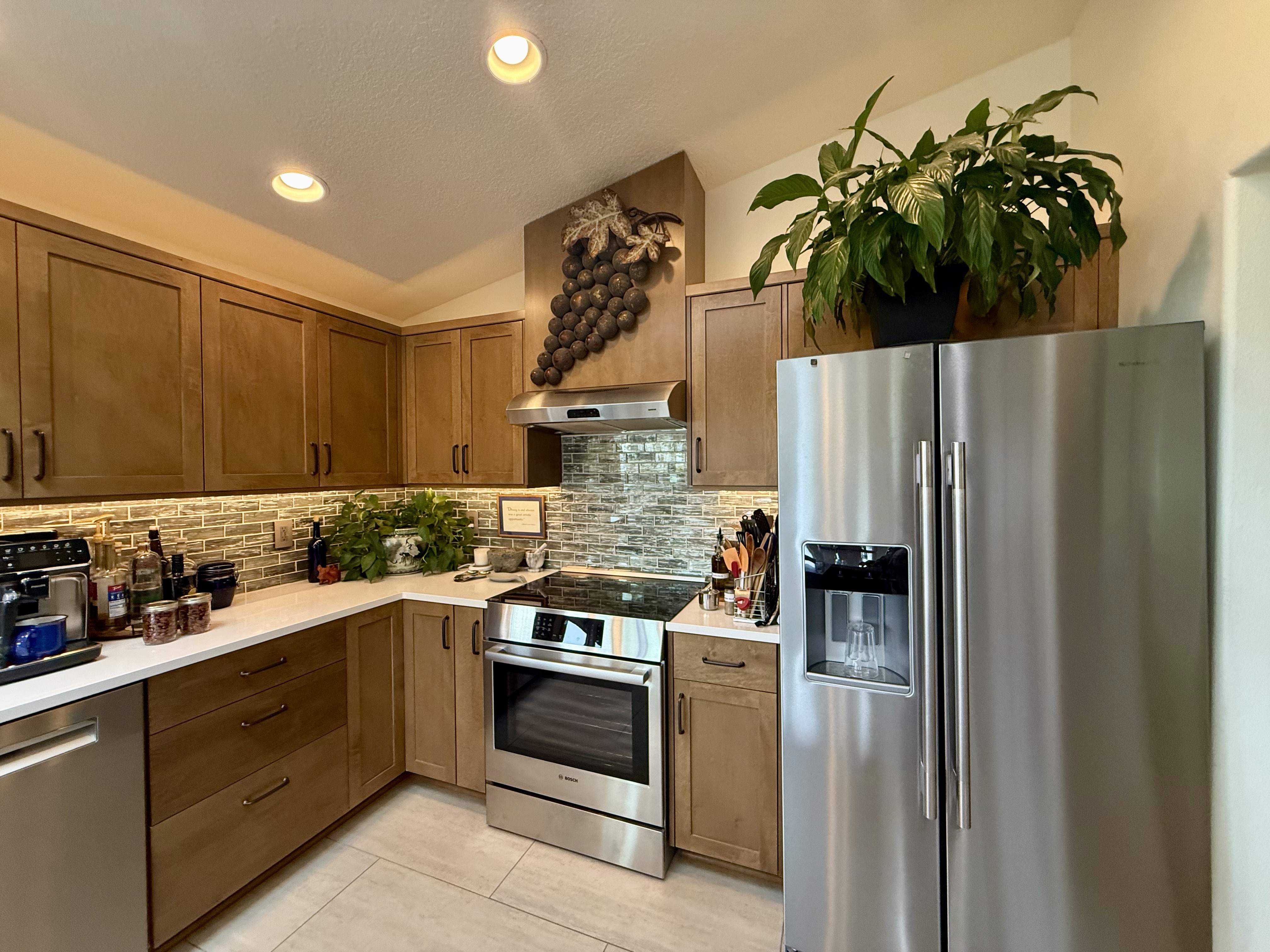 Three-exposure natural lighting in contemporary maple kitchen