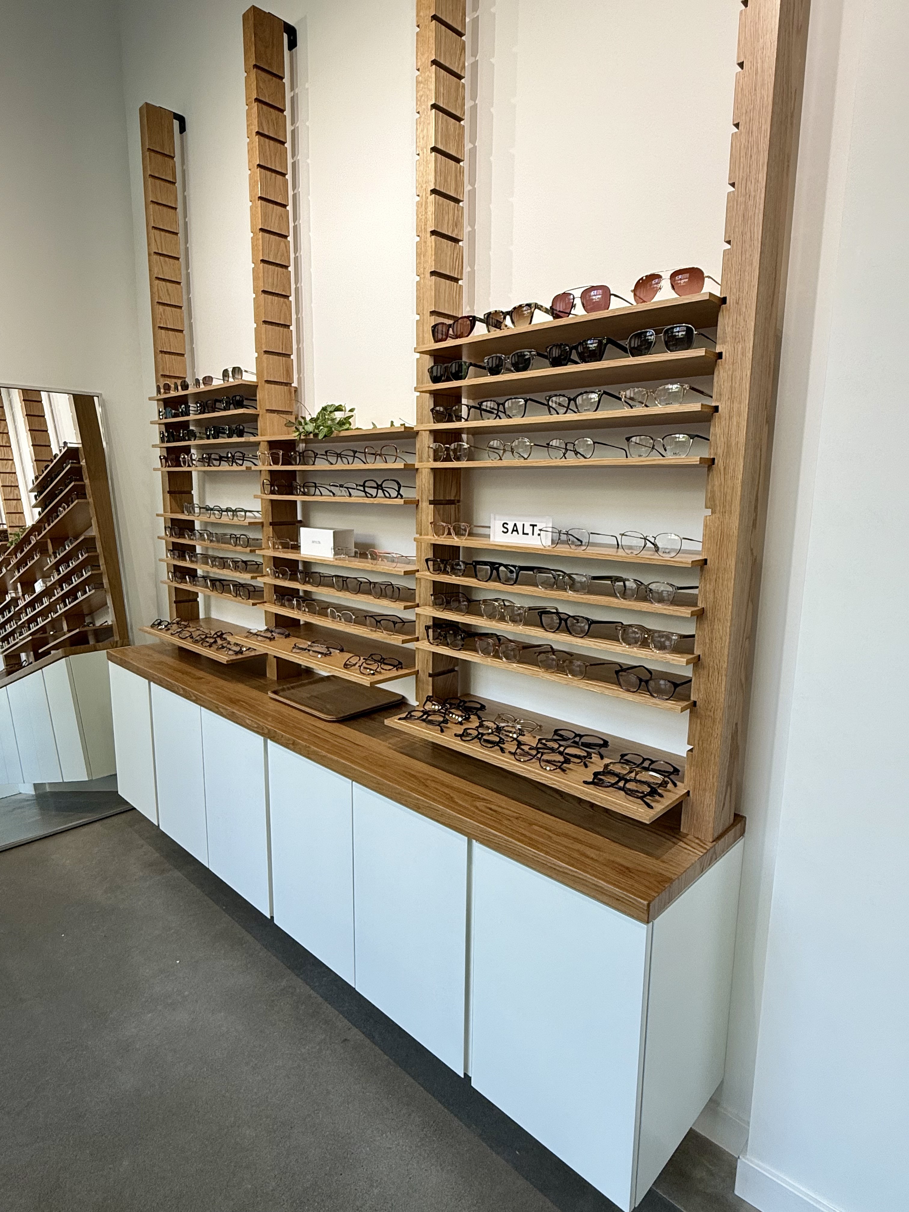 Custom built-in bookshelves in white oak by Cabworx